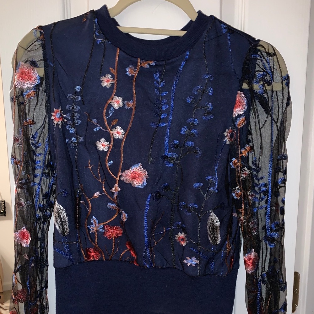 Elegant flower sweater with sheer puff sleeves